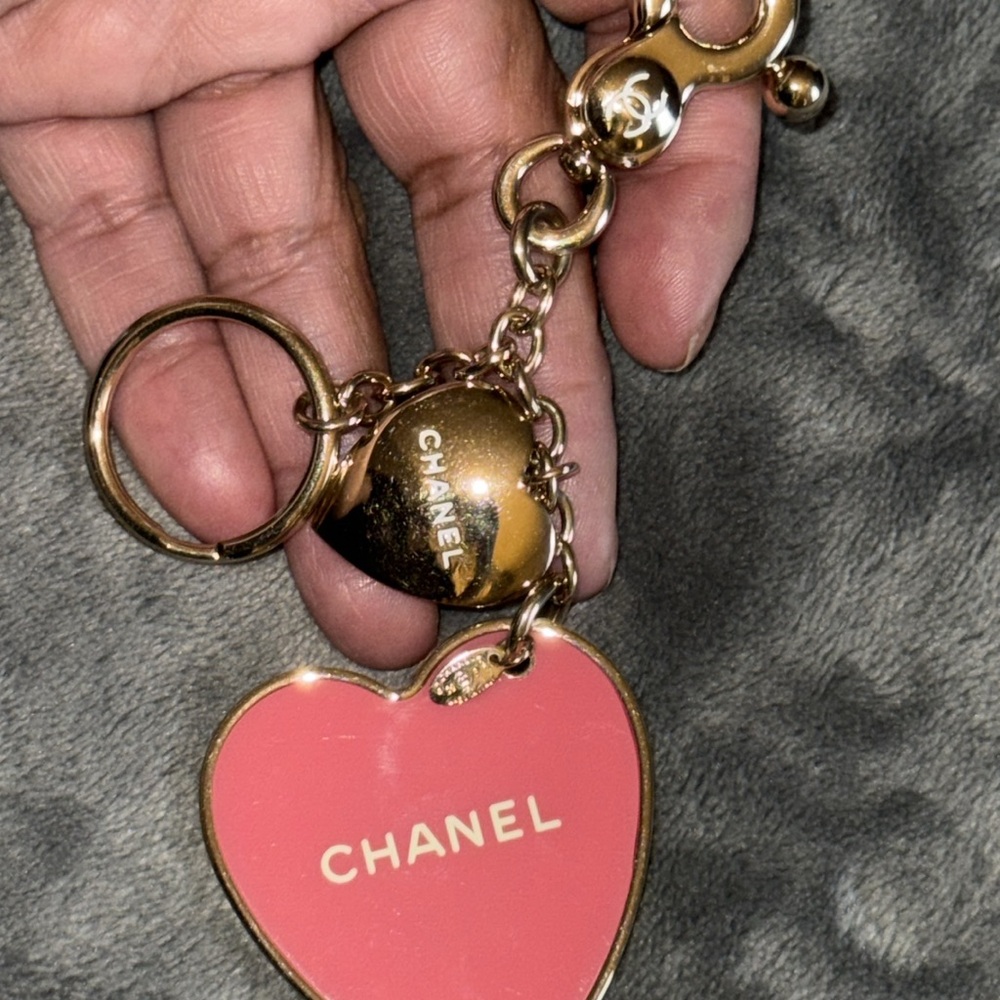 Preloved Chanel gold tone heart key-chain with key ring pink resin charm - Picture 7 of 7